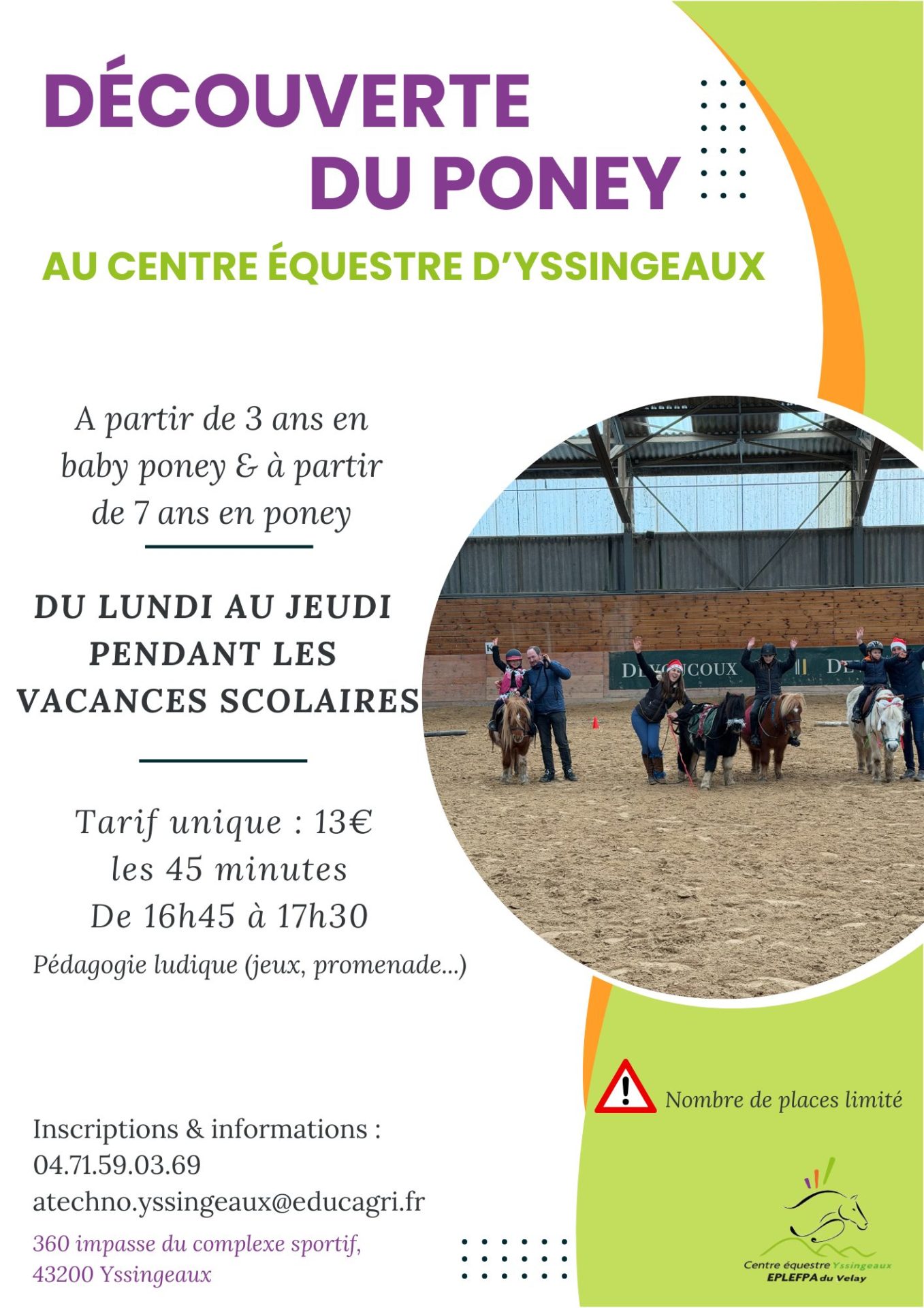 Enfant découvrant le poney dans un cadre sécurisé et encadré au centre équestre d’Yssingeaux.